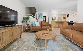 Modern & Stylish 2 Bedroom Townhouse